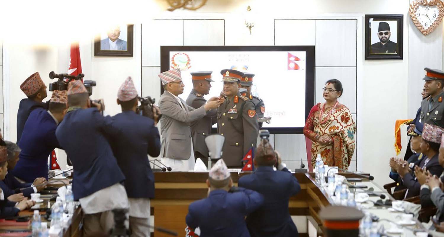 सशस्त्र प्रहरी आईजीपी पौडेललाई दर्ज्यानी चिह्न