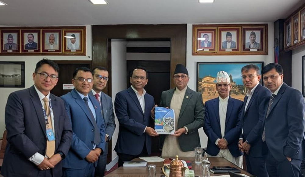अर्थमन्त्रीलाई राष्ट्र बैंकले बुझायो समीक्षा प्रतिवेदन