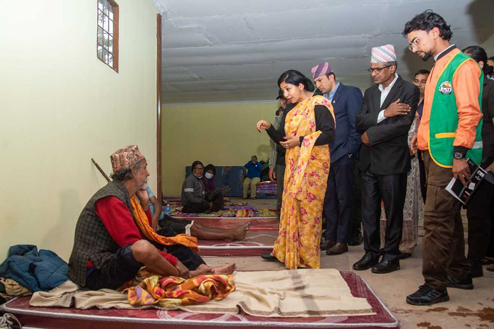 कार्यबाहक प्रमुख डंगोल पशुपति क्षेत्रका सहयोगापेक्षीको अपेक्षा बुझ्न होल्डिङ् सेन्टरमा