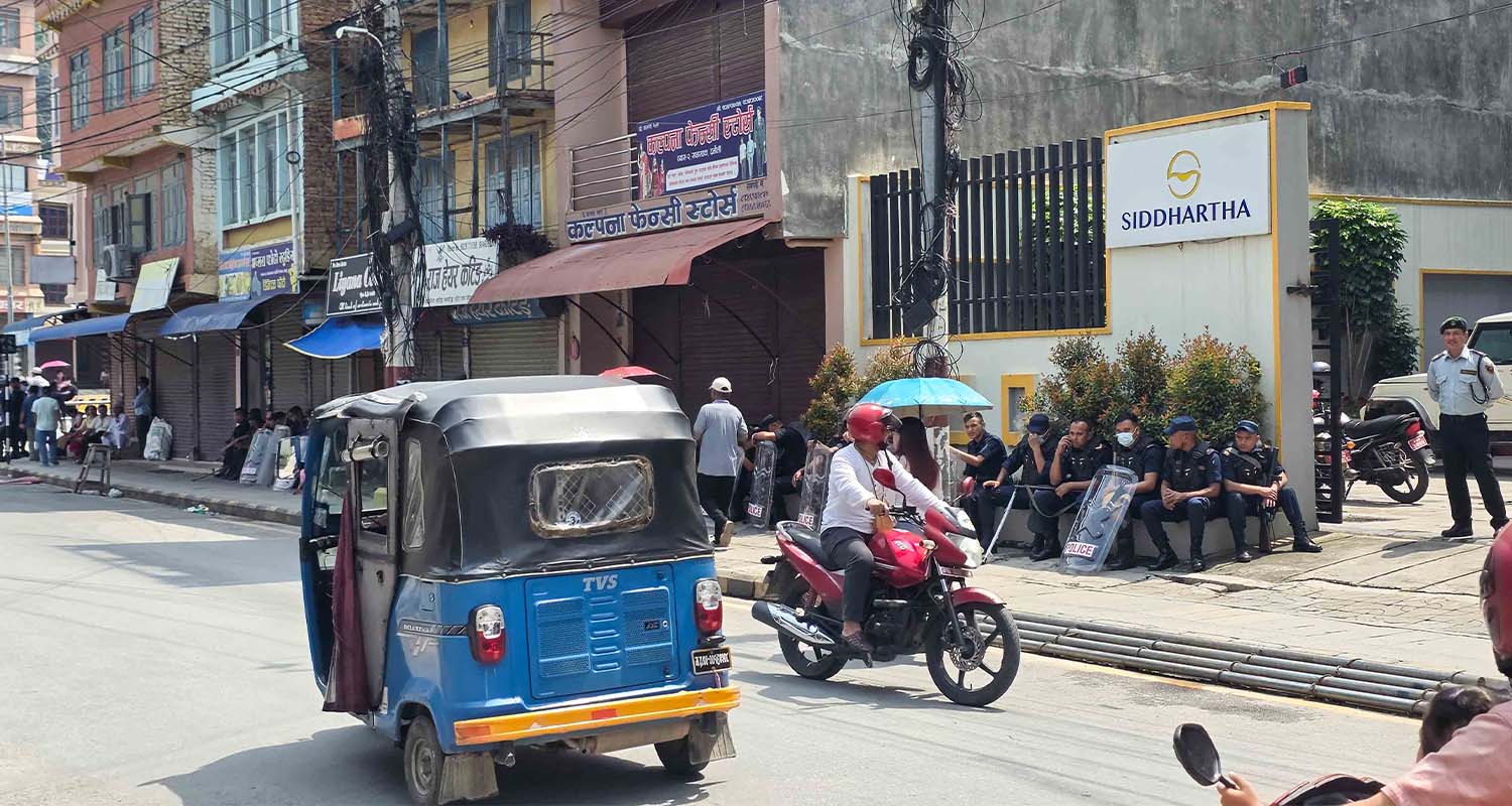पार्किङ निषेधको विरोधमा तनहुँका व्यवसायी, पसल बन्द गरेर बिहानैदेखि प्रदर्शन (फोटो फिचर)