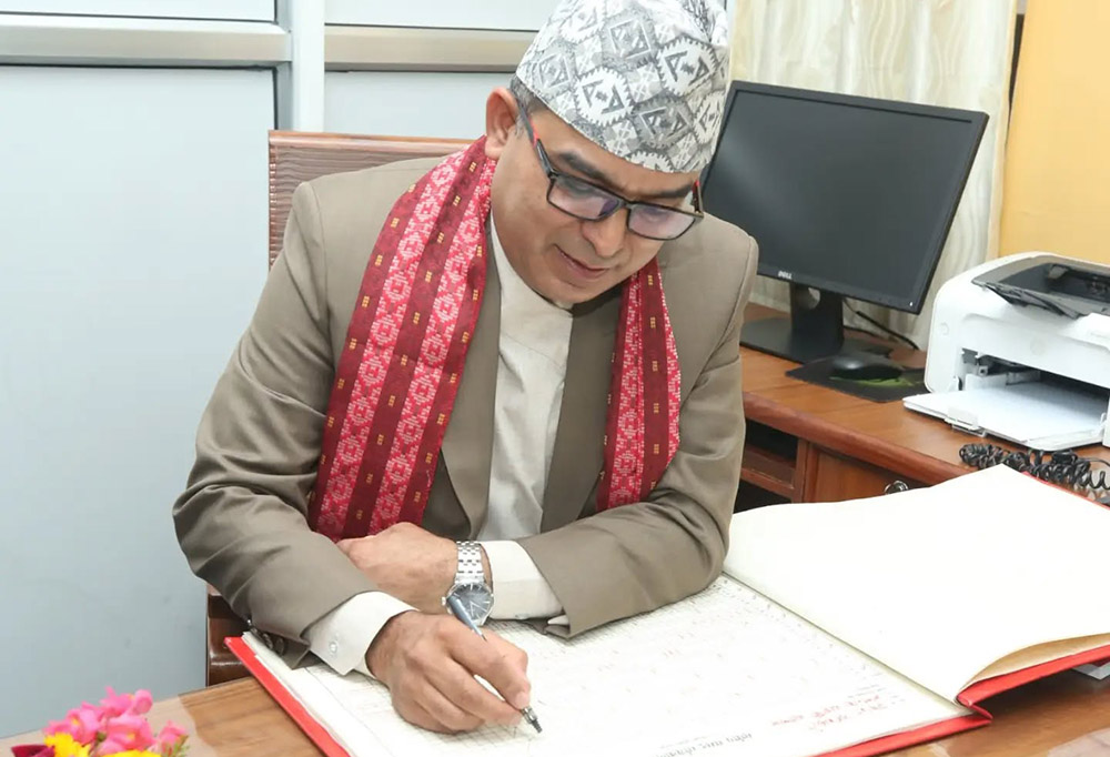 प्रतिनिधि सभाका सचिव अधिकारीले गरे शपथ तथा पदभार ग्रहण