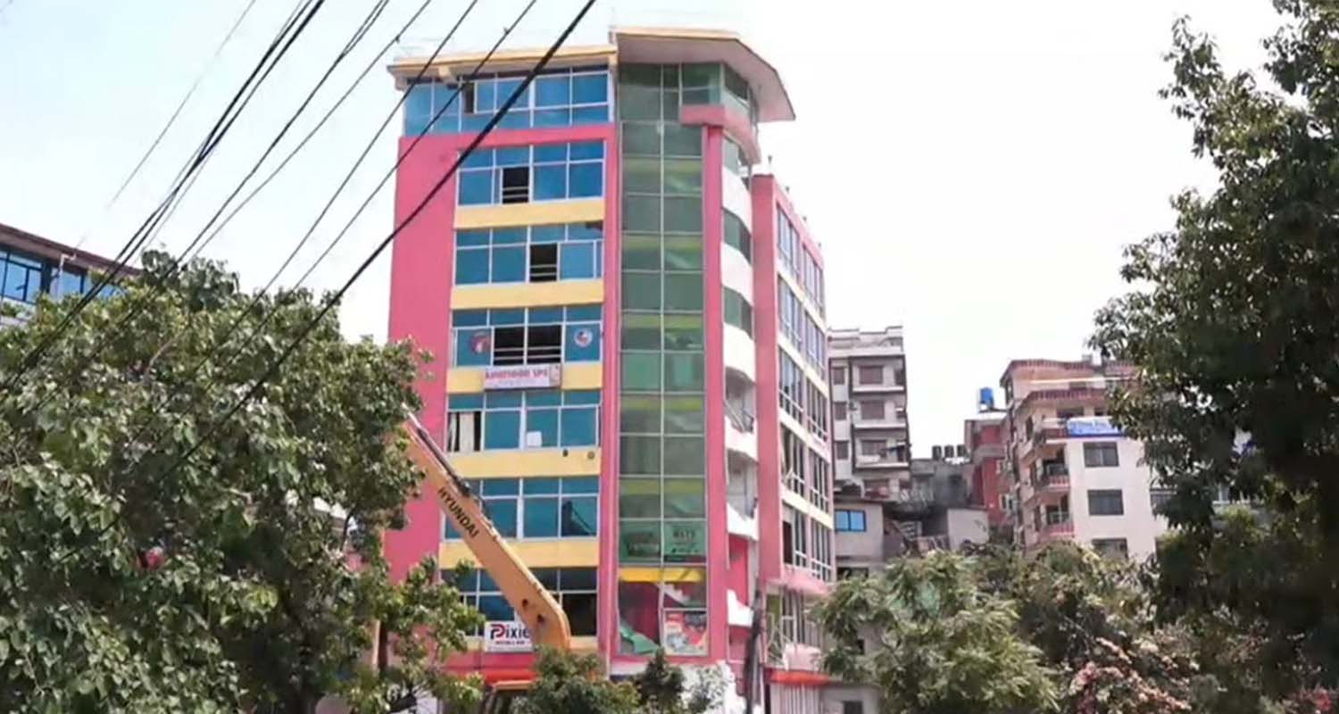 अनामनगरको साततले घरमा चल्यो डोजर