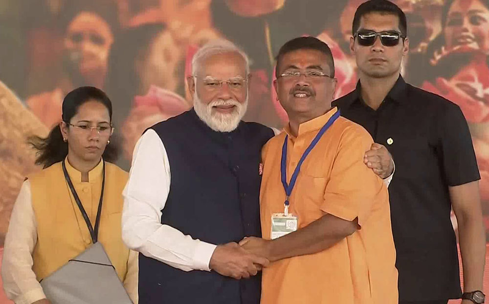 पश्चिम बंगालका नयाँ मुख्यमन्त्री अधिकारीले लिए शपथ