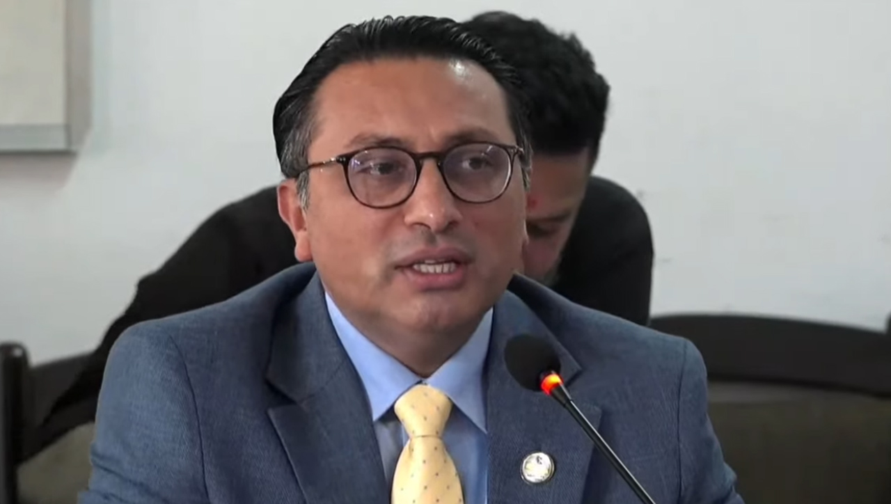 राष्ट्रिय सभाको विकास, आर्थिक मामिला तथा सुशासन समितिले अर्थमन्त्रीसँग छलफल गर्दै
