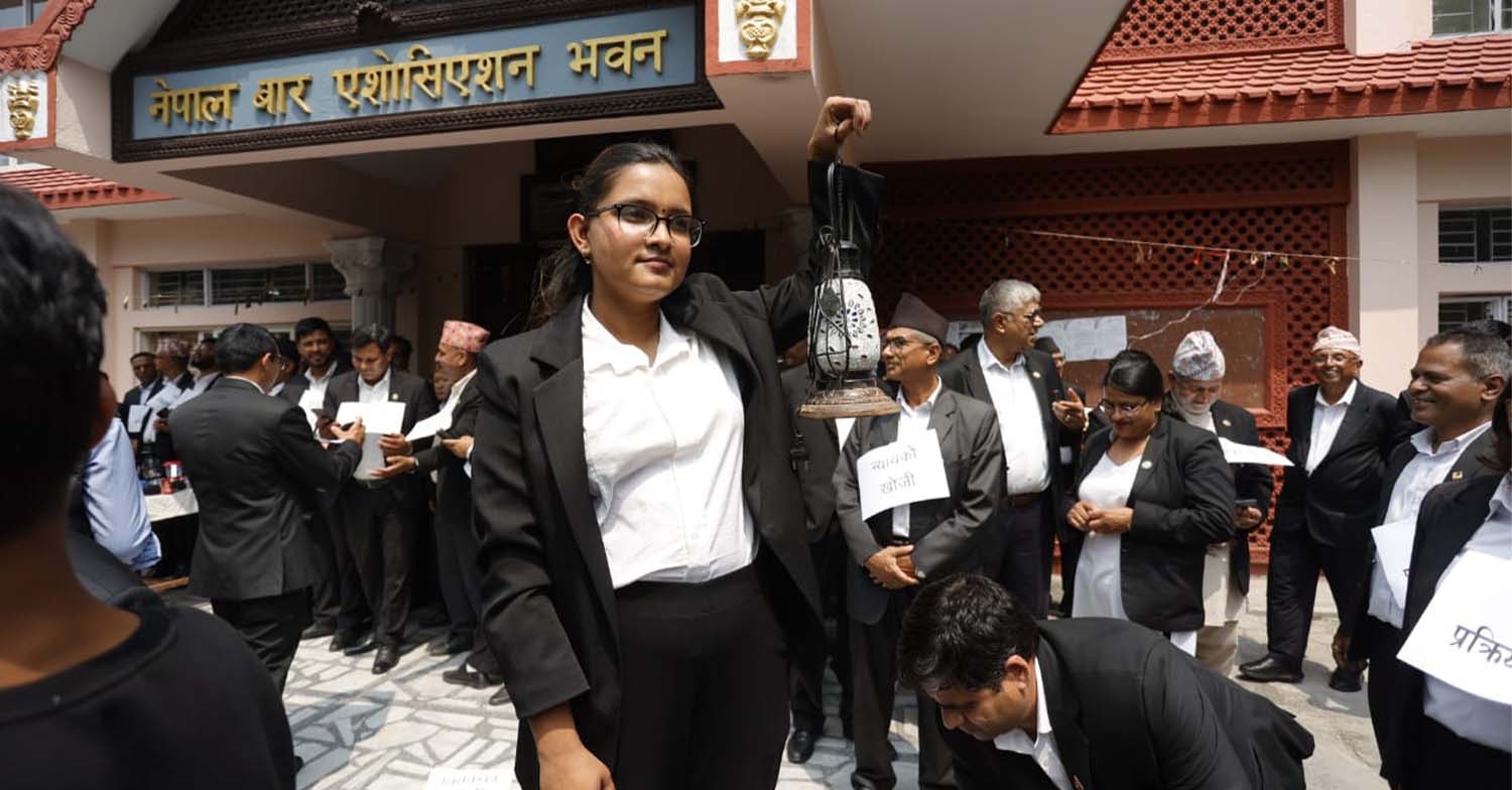 दिउँसै लालटिन बालेर कानून व्यवसायीकाे प्रदर्शन (फोटो फिचर)