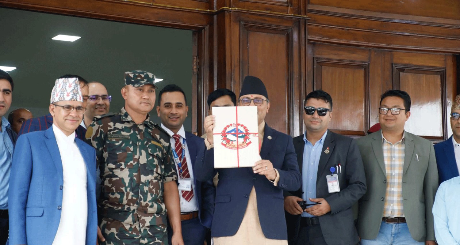 बजेट बोकेर सिंहदरबार पुगे अर्थमन्त्री वाग्ले