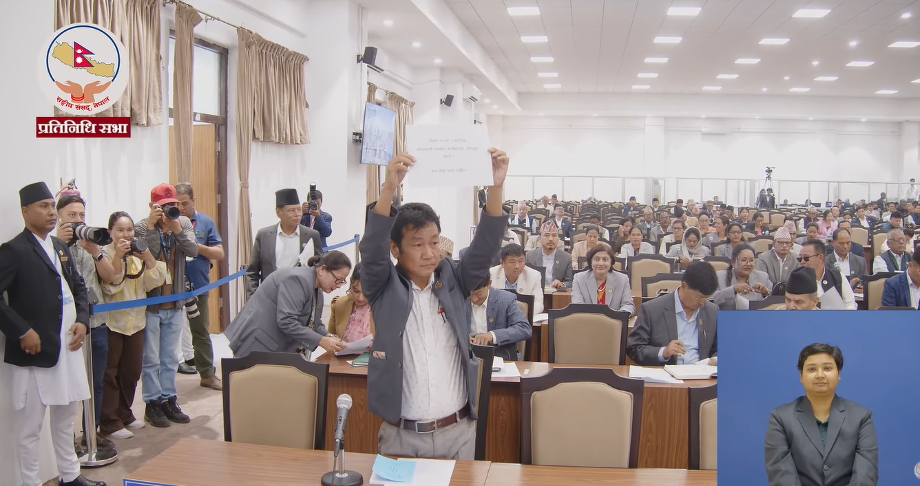 संसदमा पर्चा देखाउँदै आज पनि हर्क साम्पाङले विरोध जनाए