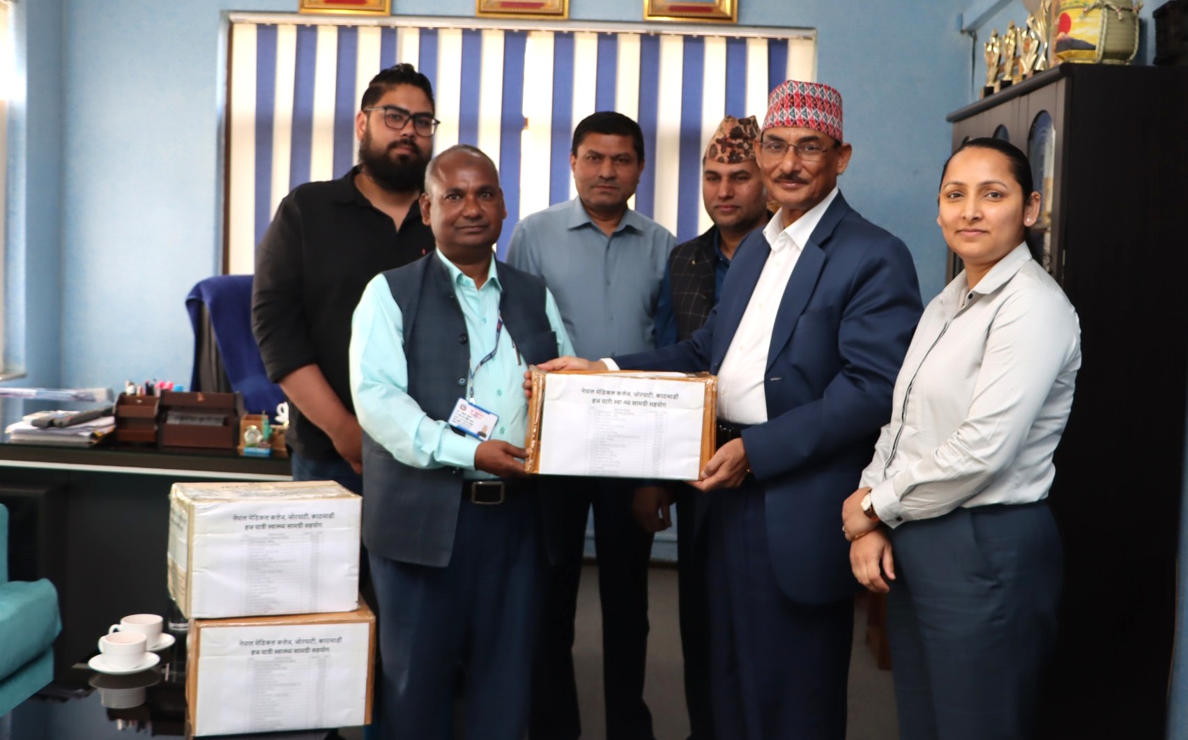 नेपाल मेडिकल कलेजद्वारा हजयात्रीलाई स्वास्थ्य सामग्री प्रदान