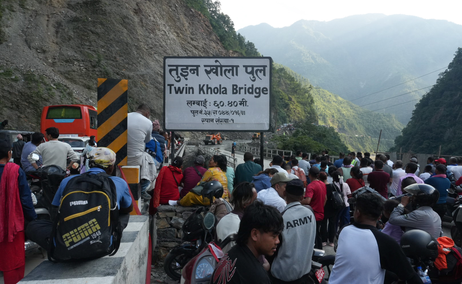 नारायणगढ–मुग्लिन सडकखण्डको तुइन खोलामा पहिरो