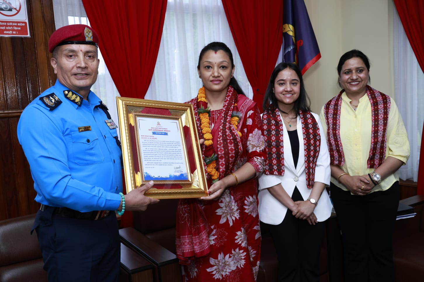 पेस्तोल ताकेका लुटेरालाई प्रतिकार गर्दै लखेट्ने महिलालाई आईजीपीले गरे सम्मान