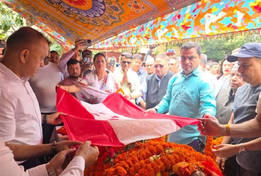खरेलको पार्थिव शरीरमा कांग्रेस सभापति थापाले ओढाए पार्टीको झन्डा