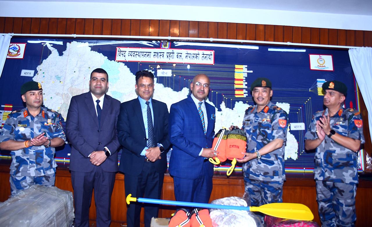 नेपाल लाइफ इन्स्योरेन्सद्वारा सशस्त्र प्रहरीलाई विपद् व्यवस्थापन सामग्री हस्तान्तरण