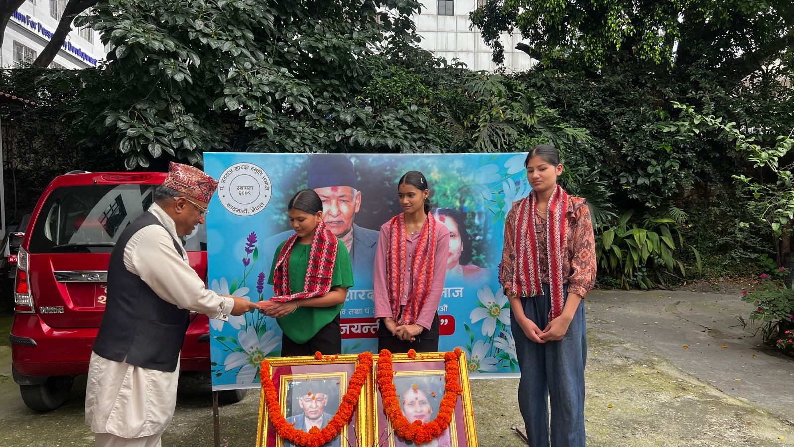 पण्डित नबराज शारदा स्मृति समाजद्वारा तीन छात्रालाई छात्रवृत्ति प्रदान