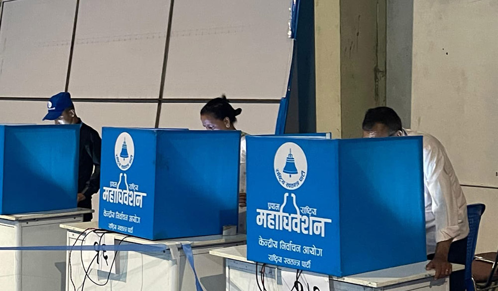 रास्वपाको मतदान जारी