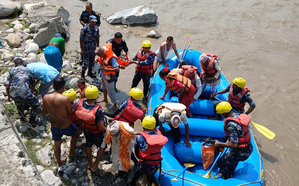 सेती नदीको बीचभागमा फसेका ११ जनाको उद्धार