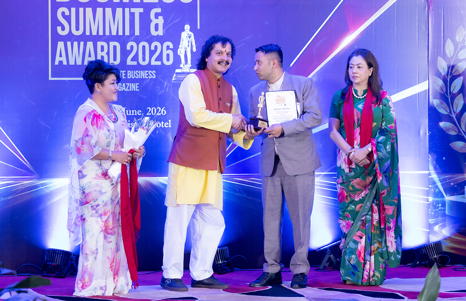 सोफा हबका तारा लाल धरेललाई ‘कर्पोरेट फर्निचर इन्डष्ट्री एक्सिलेन्सी अवार्ड’
