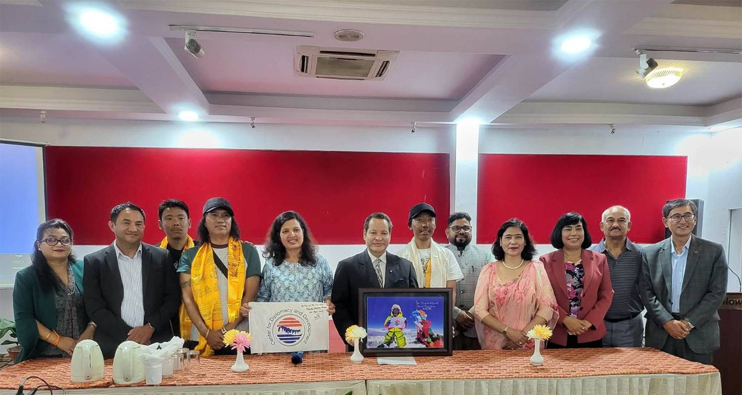 सगरमाथाको चुचुरोमा पुग्यो नेपाली कूटनीतिक संस्थाको लोगो, पूर्वा तेन्जिङलाई सम्मान