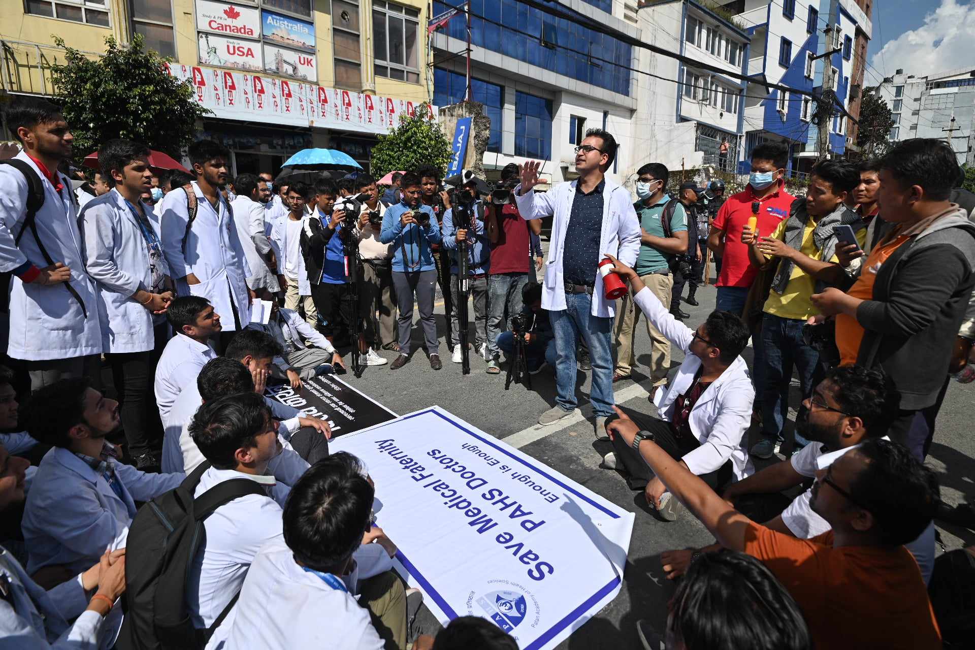 माइतीघरमा चिकित्सकको प्रदर्शन