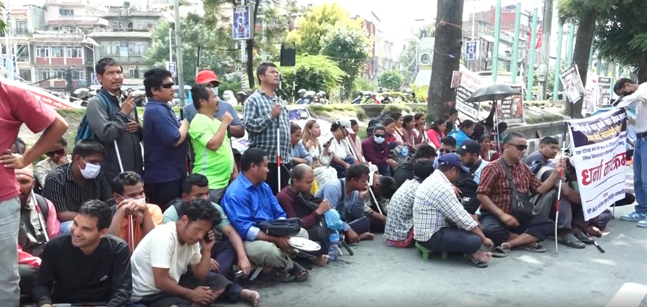 सडकपेटीबाट हटाएको भन्दै दृष्टिविहीनहरू आन्दोलित