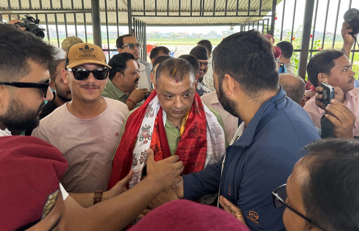 चितवन पुगे कांग्रेस सभापति गगन थापा