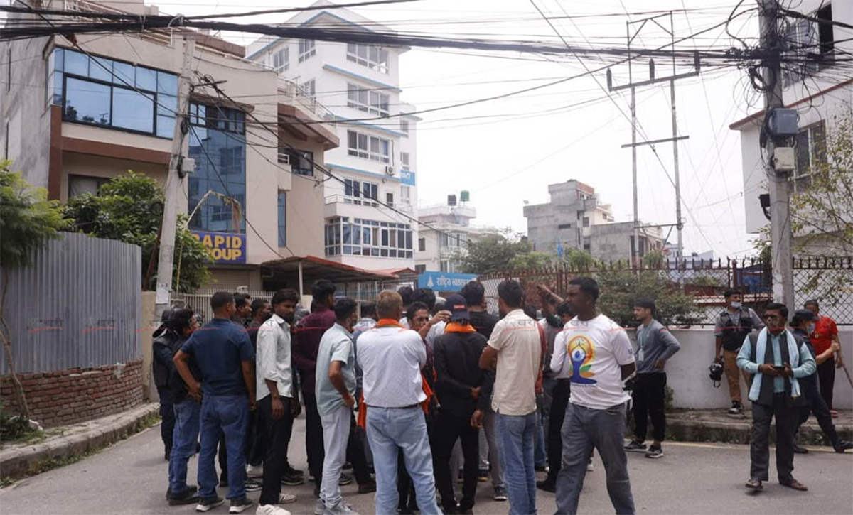 रास्वपा केन्द्रीय कार्यालयबाहिर प्रदर्शन