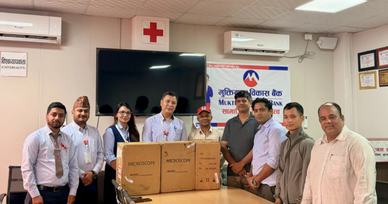 मुक्तिनाथ विकास बैंकले रेडक्रस सोसाइटी, लुम्बिनीलाई दियो जैविक सूक्ष्मदर्शी