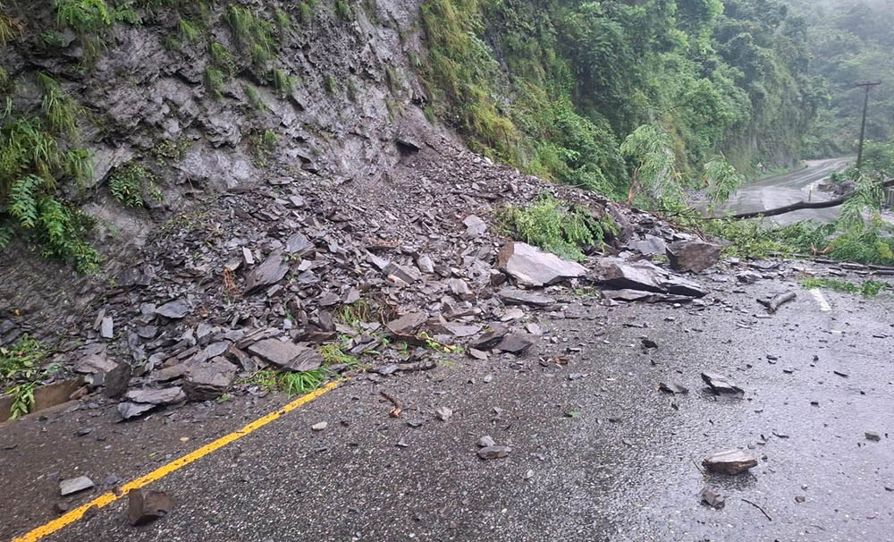 नारायणगढ-मुग्लिन सडकमा फेरि पहिरो, अर्को सूचना नभएसम्म सवारी सञ्चालन रोक