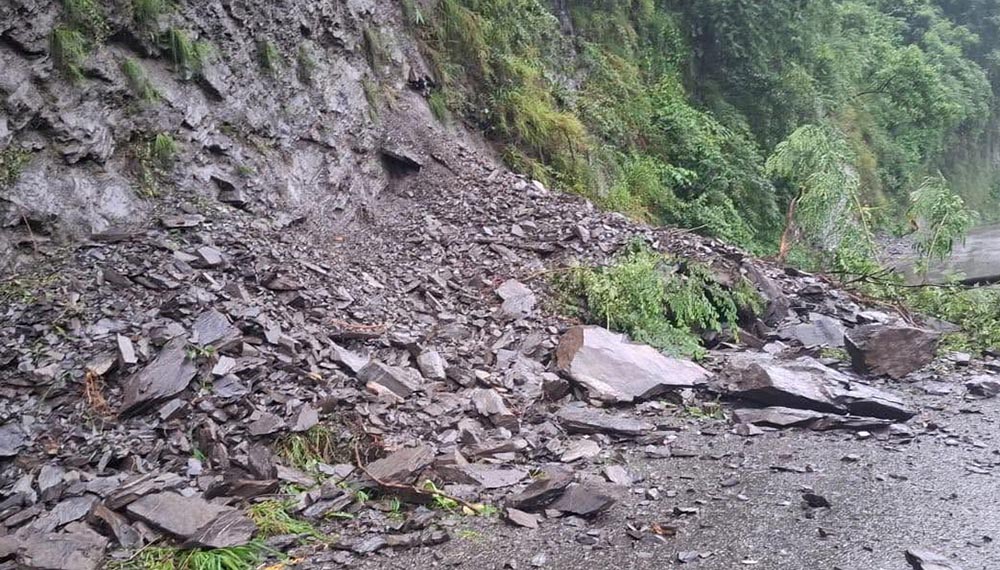 धादिङको जवाङ खोला नजिक सुख्खा पहिरो, सडक दुईतर्फी अवरुद्ध
