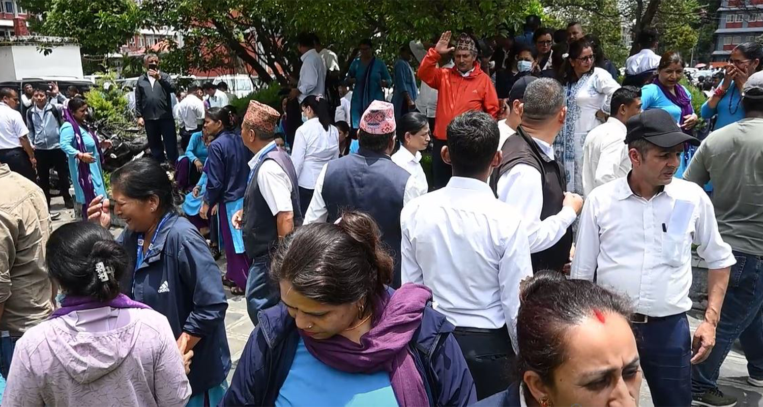 अस्थायी र करारका कर्मचारी हटाउने सरकारको तयारीविरुद्ध धर्ना