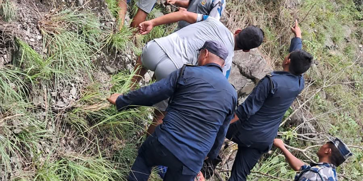 कर्णाली नदीमा बेपत्ता गाडी र यात्रुको खोजीको लागि सशस्त्रको गोताखोर परिचालन