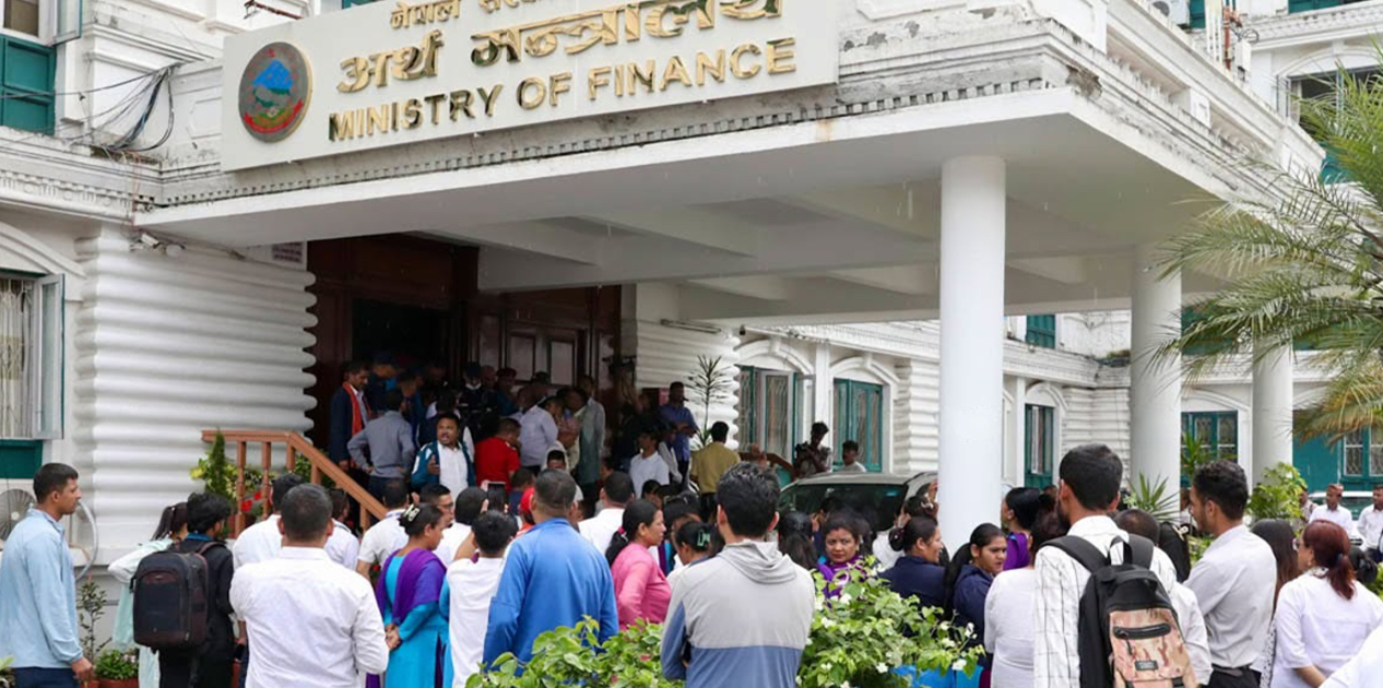 अर्थ मन्त्रालय अगाडि करार कर्मचारीको धर्ना