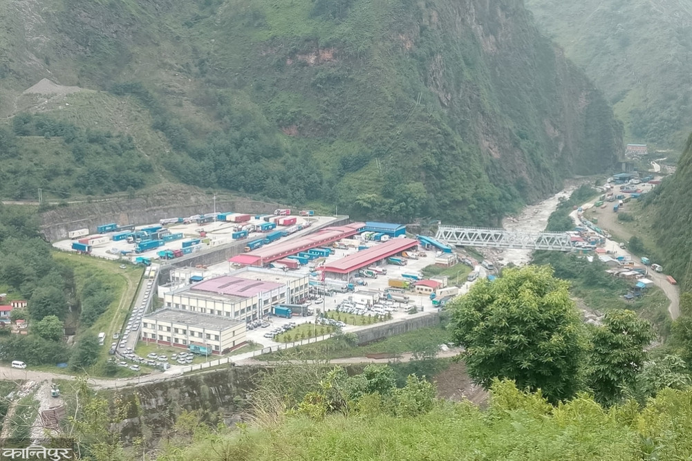 पहिरोका कारण तातोपानी नाका अझै बन्द, सयौँ कन्टेनर रोकिए