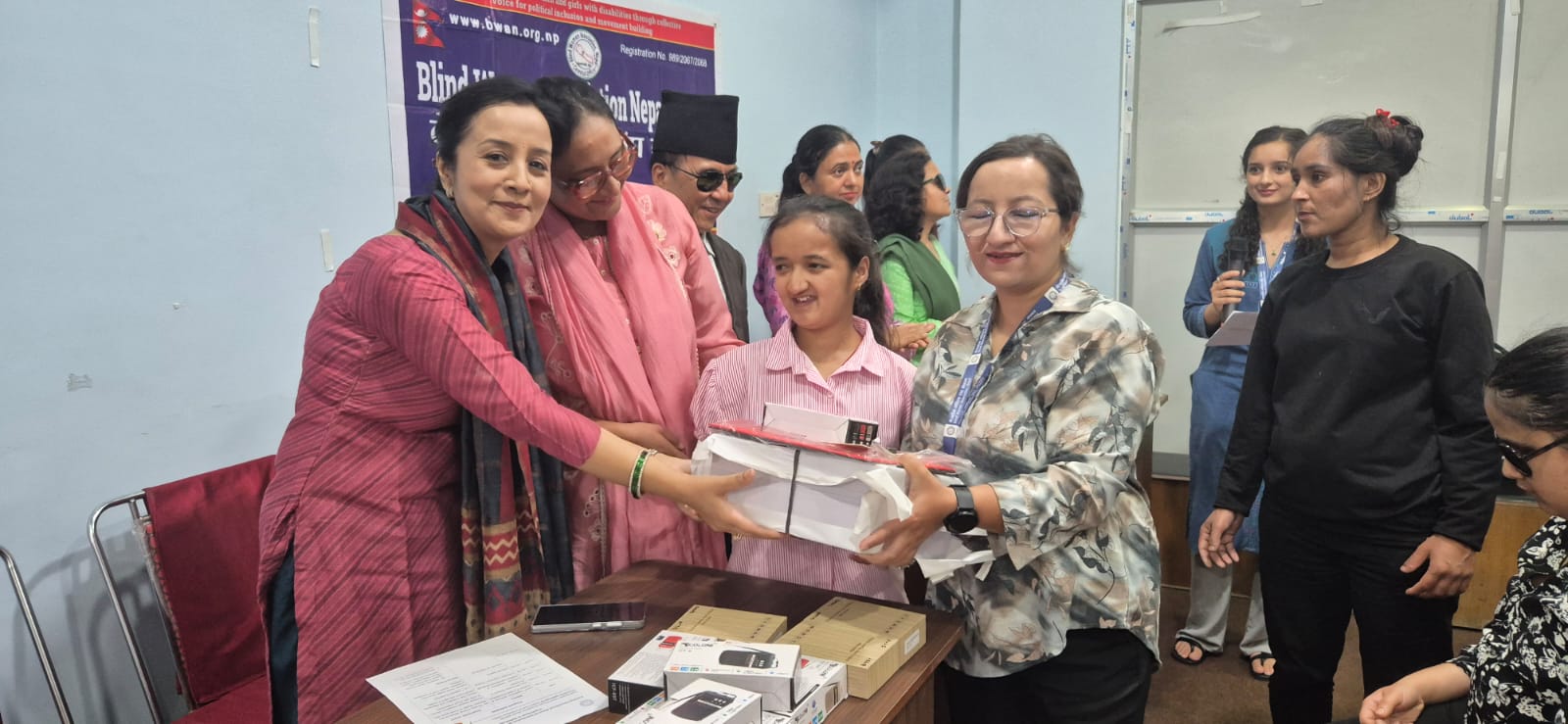 सलिकोद्वारा नेत्रहीन महिला संघ नेपालका विद्यार्थीलाई शैक्षिक सामग्री हस्तान्तरण