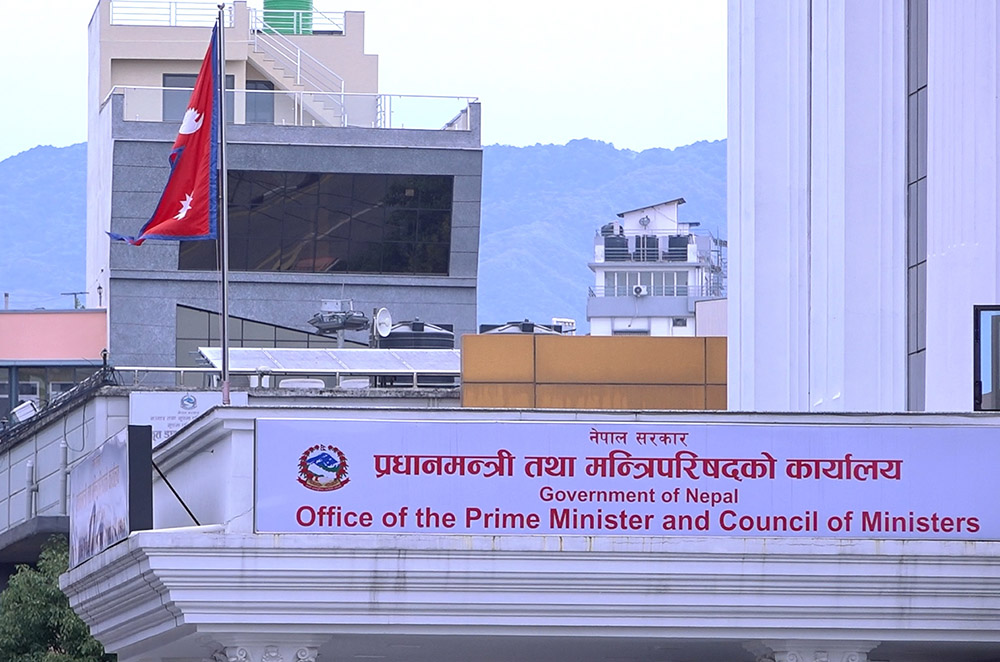 सरकारी कार्यालयमा निवेदन दिन वा फारम भर्नकै लागि अनधिकृत व्यक्तिको भर पर्नु नपर्ने