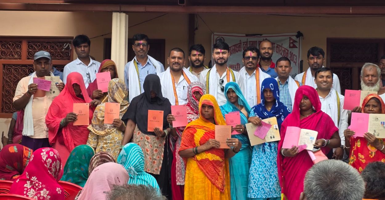 १० वर्षपछि धनुषाका ५७ परिवारले पाए लालपुर्जा
