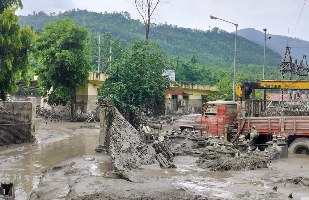 भोटेकोशी बाढीबाट क्षतिग्रस्त विद्युत संरचनाको मर्मत शुरु