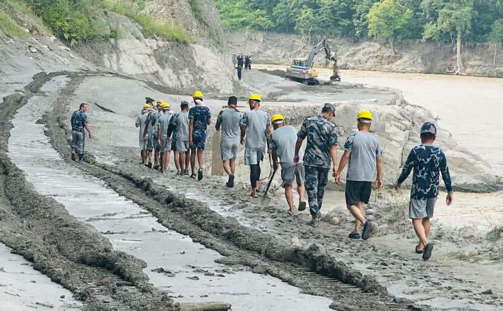 भोटेकोशी बाढी: सम्पर्कविहीन हुनेको संख्या बढ्दै