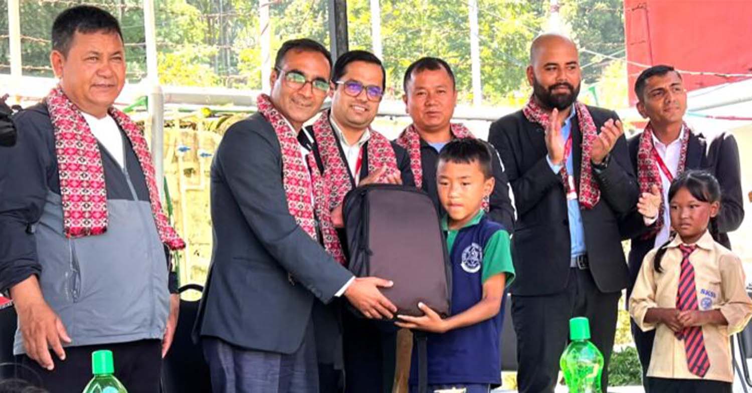 एनआईसी एशिया बैंकले विपन्न विद्यार्थीलाई दियो शैक्षिक सामग्री