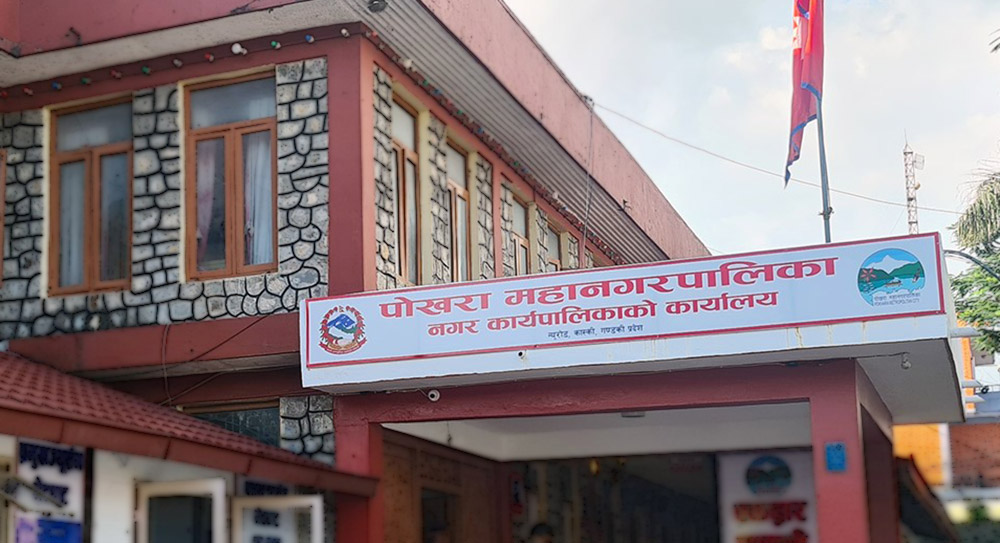 जीर्ण फ्लेक्स र साइनबोर्ड सात दिनभित्र हटाउन पोखरा महानगरको निर्देशन