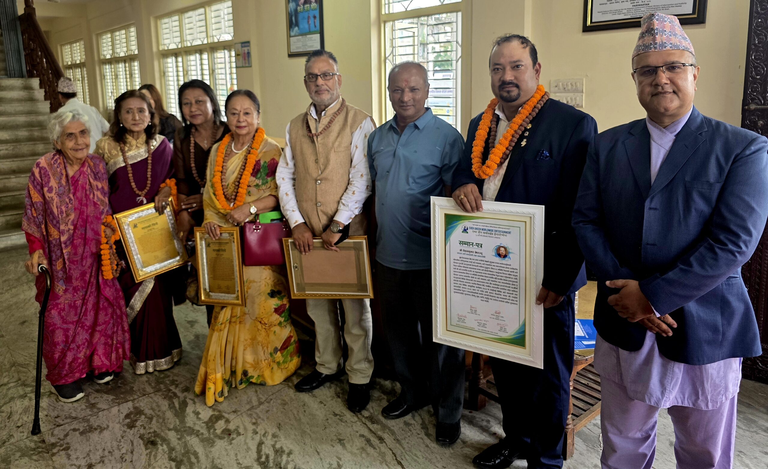 राष्ट्रिय व्यक्तित्व सम्मानद्धारा रोशनकुमार श्रेष्ठ सम्मानित