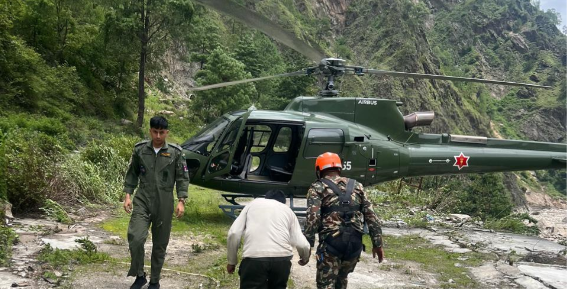 रसुवा बाढीका ७ घाइते बोकेर काठमाडौं उड्यो सेनाको हेलिकप्टर
