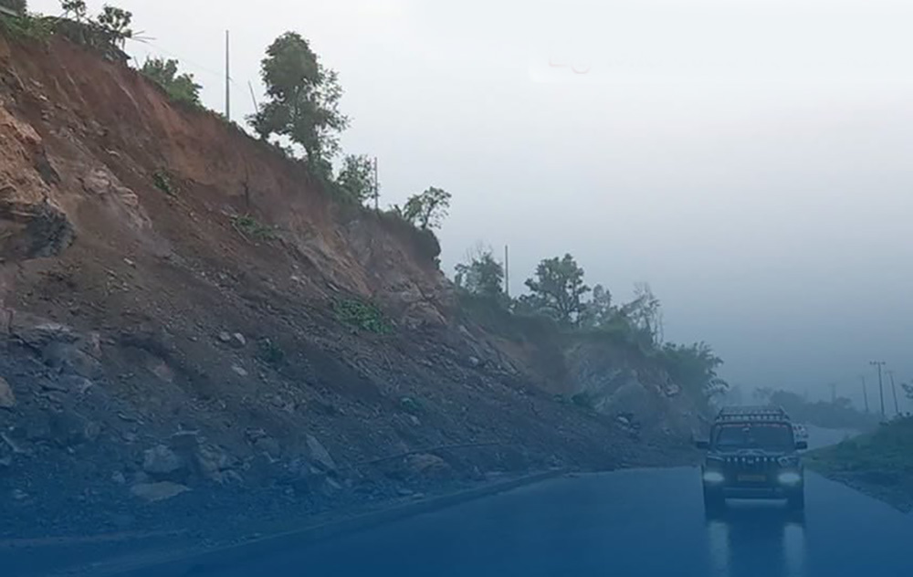 पहिरो र नदी कटानका कारण यी सडक पूर्ण रूपमा अवरुद्ध