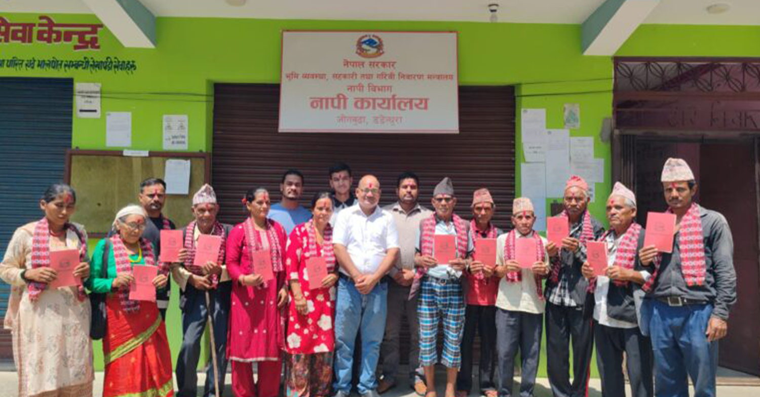 डडेल्धुराका १२ परिवारले ३८ वर्षपछि पाए लालपुर्जा