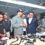 नेपालमै बनेको विद्युतीय ‘यात्री पीटू’ स्कुटर हेर्न कारखानामा अर्थमन्त्री: निर्मातालाई सन्देश-अघि बढ्नुहोस्, सरकार साथमा छ