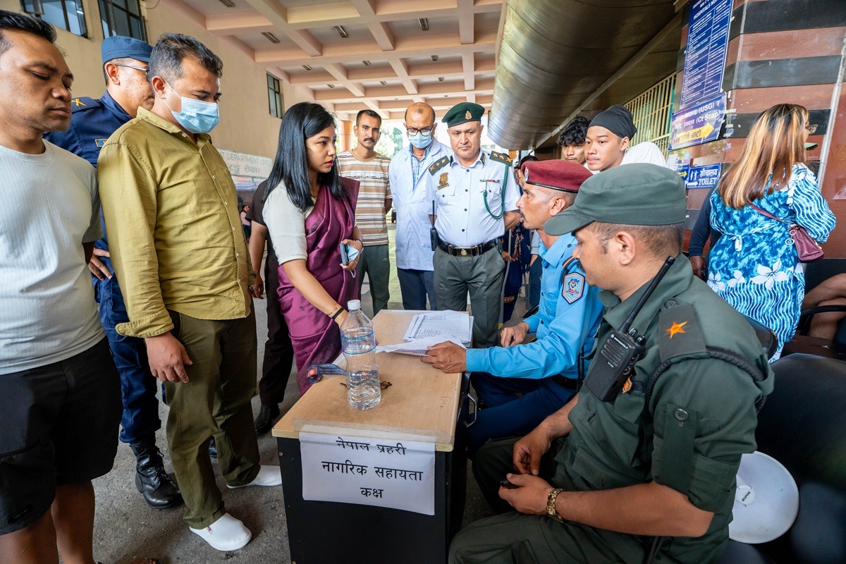अस्पतालमा भेटिएका परिवार गुमाएका व्यक्ति र घाइतेको पुनःस्थापना गराउन अधिकारीहरुलाई कार्यवाहक प्रमुख डंगोलको निर्देशन