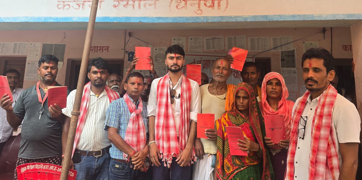 धनुषाका ११० परिवारले पाए नापजाँच सकिएको ११ वर्षपछि लालपुर्जा