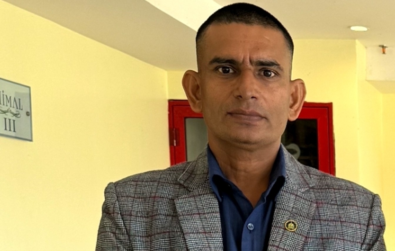 मोबाइलको कभर र सिसा फेर्दा ३५० तिरेका प्रहरी नायब निरीक्षकलाई पर्यो १० लाखको बम्पर उपहार