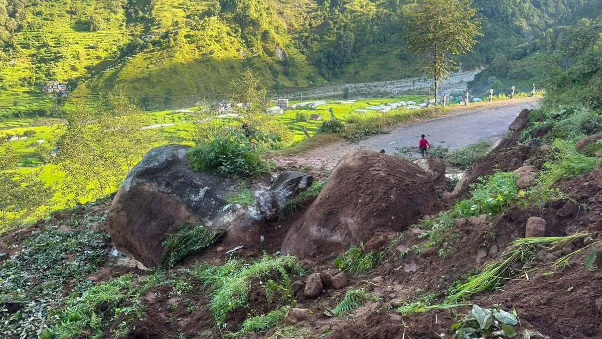 बाजुराका विभिन्न स्थानमा पहिरो, साँफे–मार्तडी सडकखण्ड अवरुद्ध