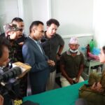 बाढीपीडितको स्वास्थ्य अवस्था बुझ्न सञ्चारमन्त्री तिमिल्सिना शिक्षण अस्पतालमा