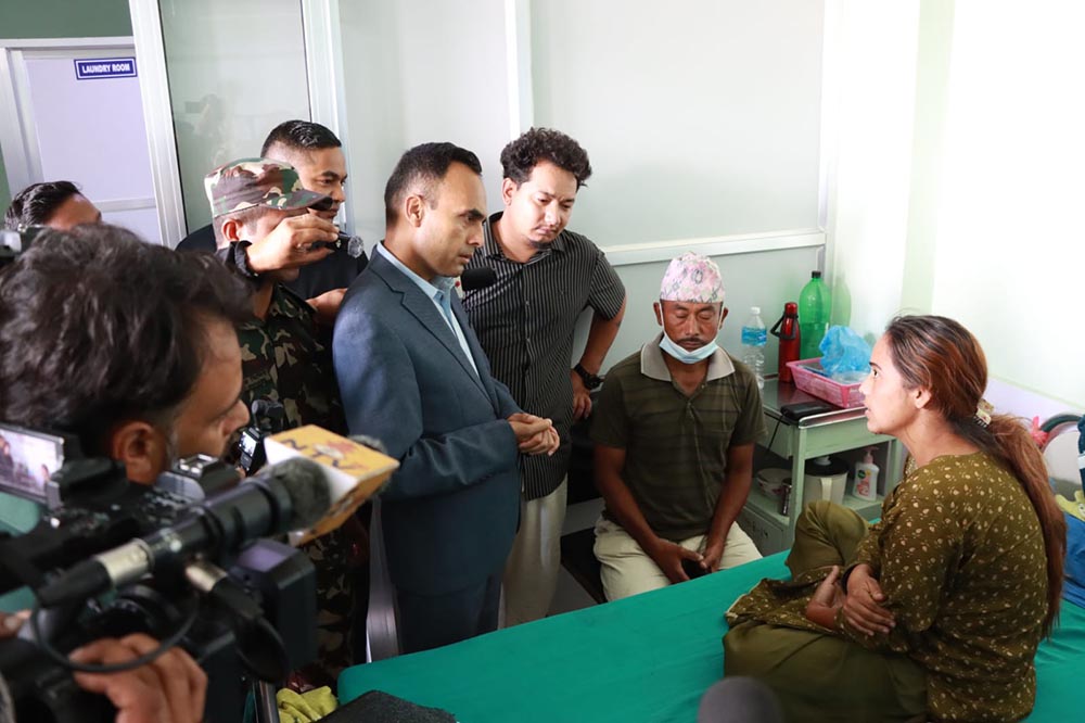 बाढीपीडितको स्वास्थ्य अवस्था बुझ्न सञ्चारमन्त्री तिमिल्सिना शिक्षण अस्पतालमा